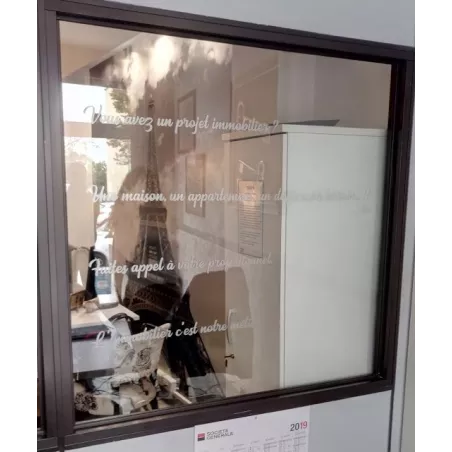 Pose film effet sablage sur vitrage intérieur de bureau
